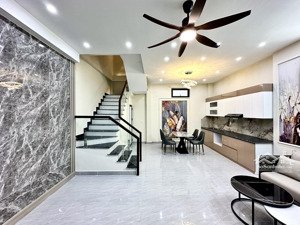 chưa đến 3 tỉ có nhà mới đẹp phố đình đông gần bốt tròn, ngõ nông 2 ngoặt vào nhà