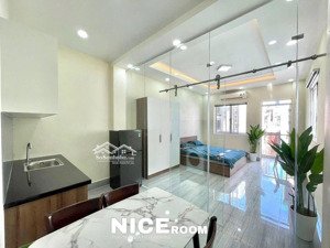 căn hộ 1 phòng ngủ tách bếp - vách kính sang trọng - balcon siêu thoáng - ngay landmark 81 bt