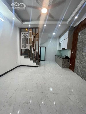 bán nhà 5 tầng xây mới việt hưng trung tâm oto tránh đỗ ngày đêm cách nhà chỉ 100m giá tốt hơn 6tỷ