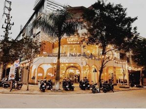 cho thuê nhà lô góc hot nhất phố duy tân, tổng dt 300m, mt lô góc 30m nhận diện tốt mọi mô hình!