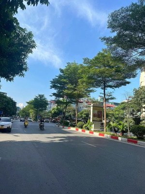 bán nhà mặt phố quân cầu giấy, 100m2 x 7 tầng, giá 67 tỷ, có hầm, thang máy