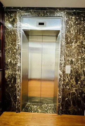 cho thuê nhà mới xây, lô góc, thang máy, 130m2, 4t; kd, vp, nhà hàng, phố triệu việt vương - 52 tr