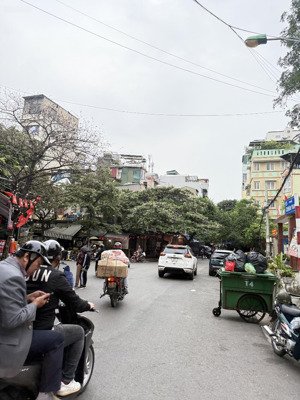 chính chủ cần bán nhà mặt phố chùa vua vị trí siêu đẹp kinh doanh đỉnh,gần phố huế chỉ 1km ra bờ hồ