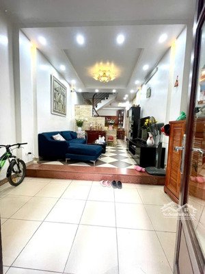 chính chủ gia đình cần bán gấp căn nhà phố nguyễn văn cừ dt 52m2, mt 3.9m, 5 tầng, ô tô đỗ cửa