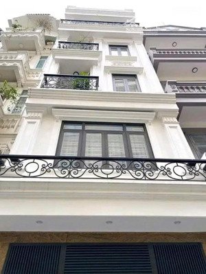 bán nhà phạm văn đồng, 34m2, phân lô, ô tô, full nội thất , nhỉnh 6tỷ.