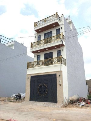 bán nhà 3 tầng xây mới, đường bắc lân 1 gần đường nguyễn thị sóc, chợ đầu mối hóc môn ql22