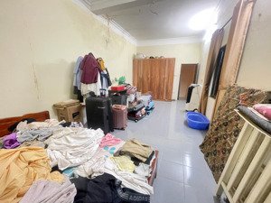 người nhà gửi bán căn nhà , chính kinh , ngõ 3 gác tránh sh ,lô góc 3 mặt thoángdt40m 5t giá 9.5 ty