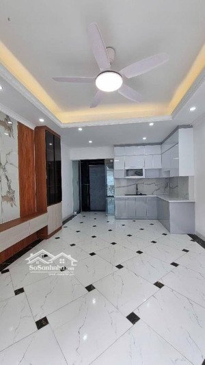 hồng tiến bán gấp, nhà phố mới xây / 55 mét vuông. thang máy tiện đây. gara ô tô, giá khuôn 11 tỷ