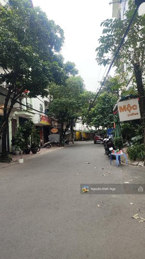 trung kính. vị trí kinh doanh . 45m2 x5t. vài bước ra phố.kinh doanh sầm uất.giá 20 tỷ thương lượng