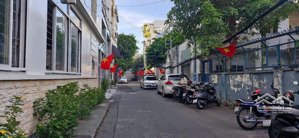 nhà đẹp chính chủ, 5 tầng, hẻm tránh nhau, gần công viên, thích hợp công chức mua ở, sổ hồng riêng.