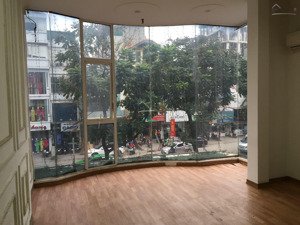 chuyển nhượng nhà mặt phố kim mã. có vỉa hè, kinh doanh. dt 21m2. mt 3.8m. giá chào 11.5 tỷ