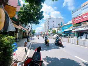 chính chủ cần bán hơn 732m2 mặt tiền luỹ bán bích hướng về quận 6 cực đẹp