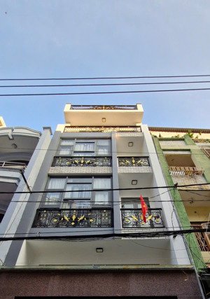 bán nhà ở ngay, 3 tầng, 4 phòng ngủ, trung tâm quận 3, tối ưu công năng, sổ hồng riêng.