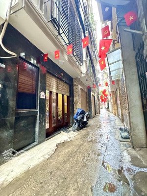 nhà đẹp ở ngay - ngõ thông - gần ngay mặt phố. dt 45m mặt tiền 4.5m. giá 13tỷ