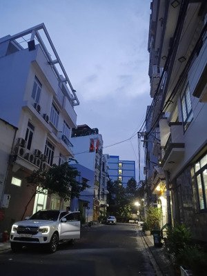 q9 - nhà mặt tiền 8m - 2 tầng - 135m2 vuông vức chỉ 8.2 tỉ