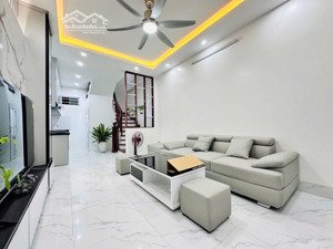 bán nhà cầu giấy, sát phố, 42m2, 9.55 tỷ.