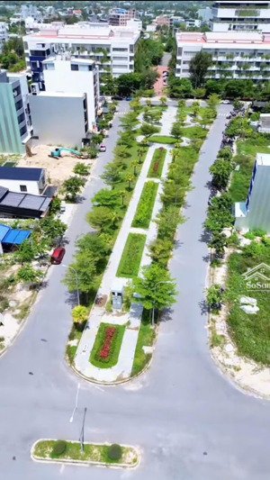 bán lô fpt kẹp vệt cây xanh sát ngay trường đại học fpt