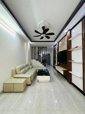 chính chủ bán nhà 5 tầng 45m full nội thất ô tô đỗ cửa 10m ra mặt phố dvb