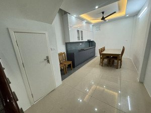 bán nhà cầu giấy, 10m ô tô, sát phố, 34m2, 8.7 tỷ.