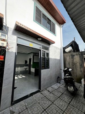 nhà mới xây 20m2 1 trệt 1 lầu cách chợ bà điểm 2km, mặt tiền đường oto, đất thổ cư shr, dọn ở ngay