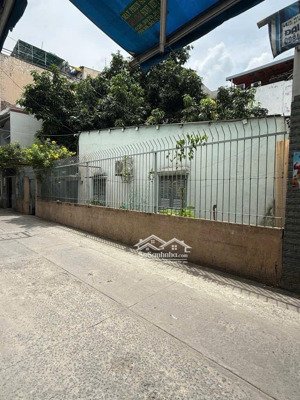 bán gấp, nhà nát hxh 130m2 , ngang 9,7m x14m , tiện xây mới ,tôn thất thuyết ,quận 4