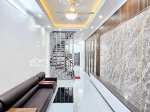 bán nhà cầu giấy, 10m ô tô, sát phố, 31m2, 8.5 tỷ.