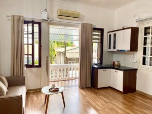 cho thuê căn hộ phố bà triệu, dt 40m2, gồm 1pn, đầy đủ nội thất, vệ sinh khép kín, giá 8tr/tháng