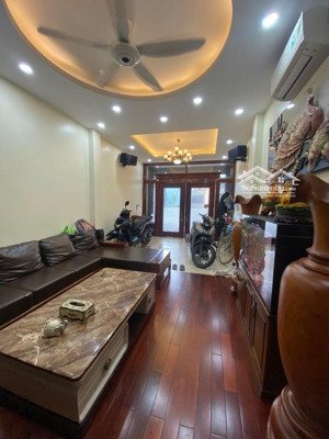 bán nhà cầu giấy, sát phố, 39m2, 8.8 tỷ.