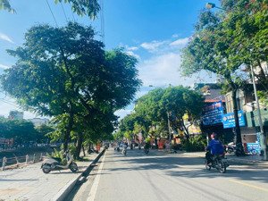 trung tâm hai bà trưng - mặt phố 2 thoáng - vỉa hè đá bóng - sổ vuông nở hậu.