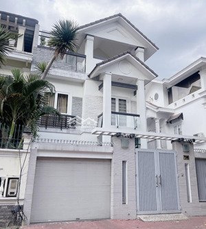 cho thuê căn villa sân vườn 8x20m 1 trệt 2 lầu kdc đường nguyễn văn hưởng - gía 48tr/tháng