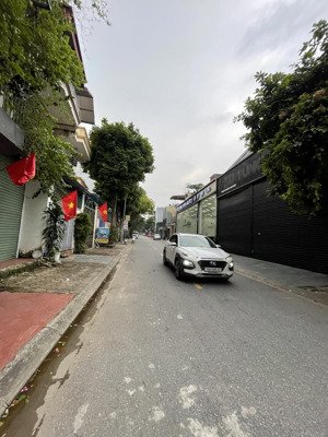 bán mảnh đất mặt phố nguyễn văn hưởng giang biên 30m2 mặt tiền 3,5m vỉa hè đường rộng 12m