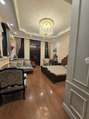 nhà lô góc - 3 mặt thoáng - mt quyền lực 8.3m - đê la thành