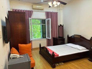 cho thuê căn hộ tầng 2 phố yết kiêu - trần hưng đạo, dt 50m2 gồm 1pn, giá 12tr. điện nước giá dân