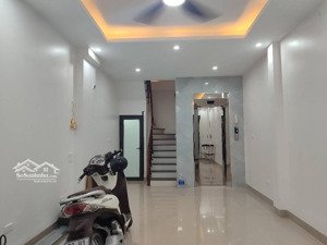 bán nhà 6 tầng có thang máy, chỉ 10 mét ra ô tô, thiết kế 3 phòng ngủ, 1 phòng thờ, giá 6,8 tỷ.