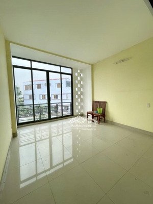 nhà 3 tầng btct, kdc gò cát, phú hữu
dt: 56m
giá: 4,95 tỷ thương lượng!!