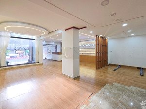 mặt bằng kinh doanh tự do - 85m2 - vỉa hè rộng tại mặt tiền đường huỳnh tấn phát, quận 7