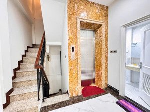 bán nhà hoàng quốc việt. 6 tầng thang máy tặng full nội thất, ngõ nông rất gần phố.