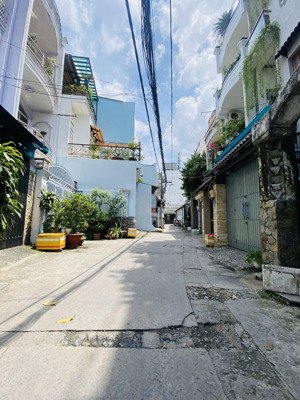 cho thuê nhà đường số 8, p11, gv dt: 80m2 gồm 5pn với 4 tầng lầu giá 13 tr/ th