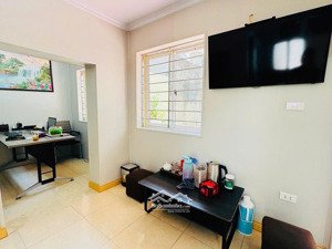 cần cho thuê mb làm văn phòng tầng 1 ngõ 76 nguyễn du, dt gần 100m2 giá 13 triệu/tháng
