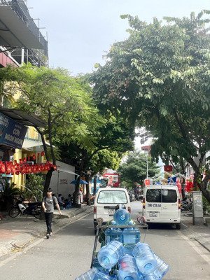 chủ nhờ bán nhanh nhà ngay nguyễn văn huyên 9 tỷ 38m - 6 tầng thang máy mt 7.8m - ngõ nông 60m mặt