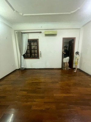 bạn đang tìm một ngôi nhà rộng thoáng đậu được ô tô ngay trung tâm cộng hòa? hãy xem căn này