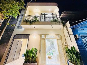 bán nhà nhỉnh 4 tỷ nhà mới đẹp full nội thất ngang 5,7m, sát hxh có phòng ngủ tầng trệt, sân đậu xe