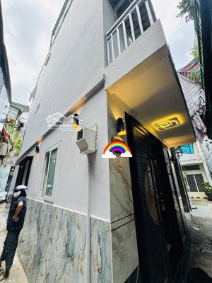 góc 2 mt hẻm 3m thông thoáng nhà mới xây đẹp full nội thất
kết cấu: 3 tầng