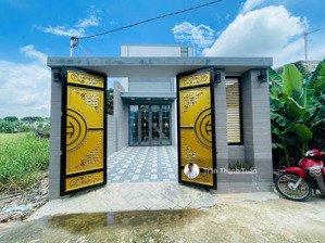 ngay chợ trường ubnd xã mỹ hạnh bắc. cách cầu lớn hóc môn 3km nhà 5x25m sổ hồng hoàn công, 3 phòng