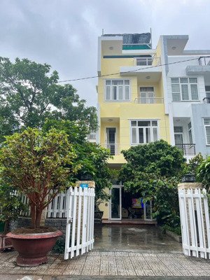 chủ gởi bán nhà lô góc hai mặt tiền kdc gia hoà phước long q9 tp.hcm. dt đất 252m lh : 