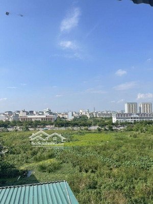 tòa ccmn trịnh văn bô, ôtô tránh, vào nhà, trước nhà là công viên , 3 mặt thoáng. 50m ra tới đ