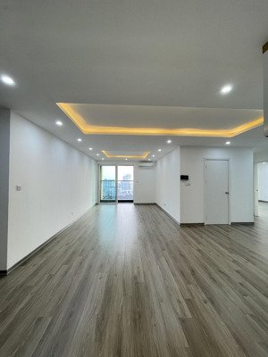 chính chủ cần bán căn hộ 111,4m2 3n2wc đồ cơ bản ở toà season avenue
