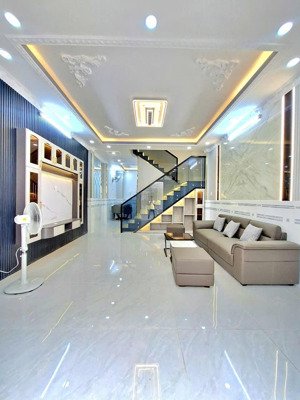 nhà đẹp- full ntcc/ gần mt/ hxh phạm hữu lầu- cạnh phú mỹ hưng- 40m2