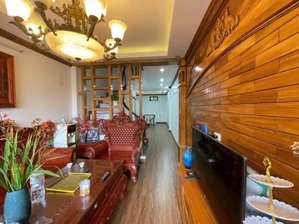 siêu phẩm hàng hiếm chỉ 10,6 tỷ ô tô để trong nhà. trước nhà ô tô tránh nhau