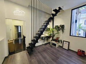 bán nhà 43m tại cầu giấy. giá 11.5tỷ. vị trí trung tâm, ngõ nông-thoáng. phù hợp cho gia đình